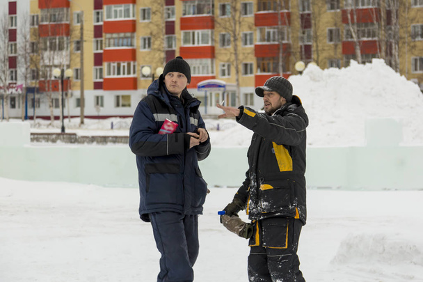 Trabajadores en el sitio de construcción de la ciudad de hielo discuten un plan de acción adicional
 - Foto, Imagen