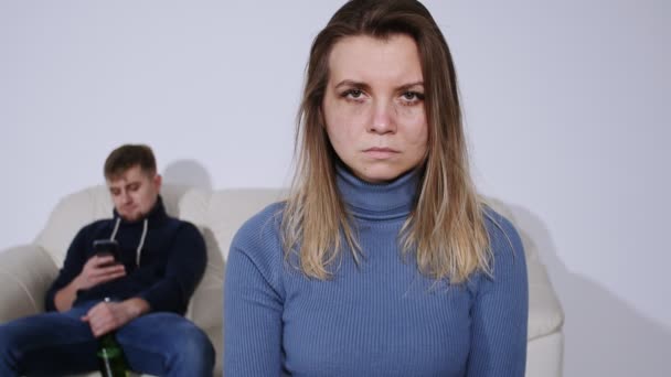 missbrauchte junge Frau mit Prellungen im Gesicht zeigt Stoppschild - Filmmaterial, Video