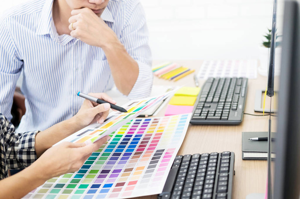 Tervező grafikus creative kreatív dolgozik együtt színezés, grafikus tábla és a toll segítségével pultnál kolléga  - Fotó, kép