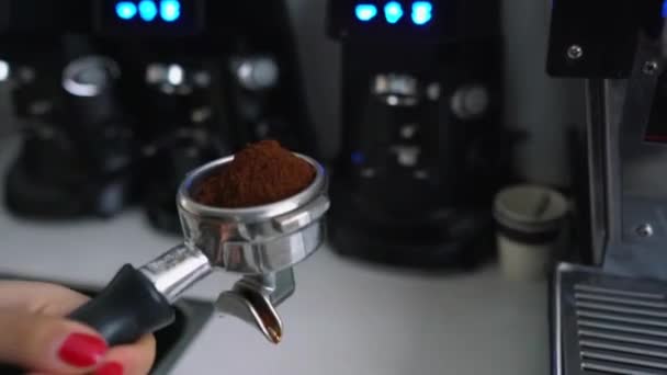 Barista třese portafilter s mletou kávu - Záběry, video