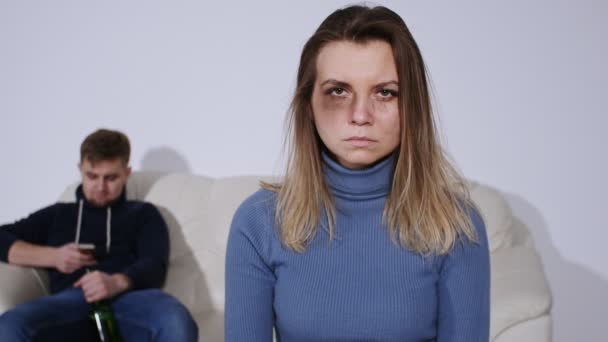 Зловживання Молода жінка з синцями на її обличчі показує знак зупинки
 - Кадри, відео