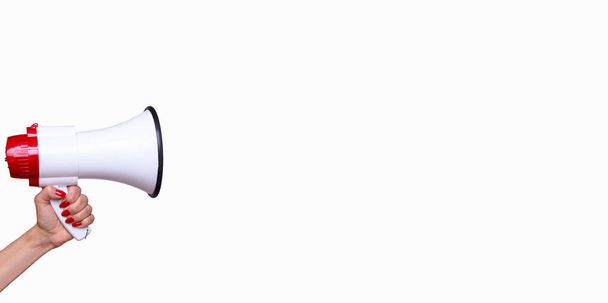Femme tenant un bullhorn ou un mégaphone isolé sur un fond blanc avec espace de copie dans une image conceptuelle de communication vocale, de protestation ou de prise de parole en public
 - Photo, image