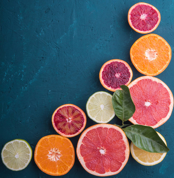 Cítricos rebanada vista superior madera fondo naranja limón pomelos hoja patrón
  - Foto, Imagen