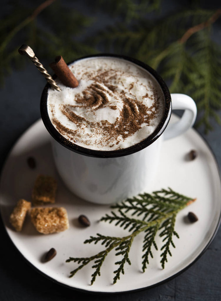 Tazza di cacao fondente cioccolata calda inverno caffè latte cappuccino albero di Natale mattina
  - Foto, immagini