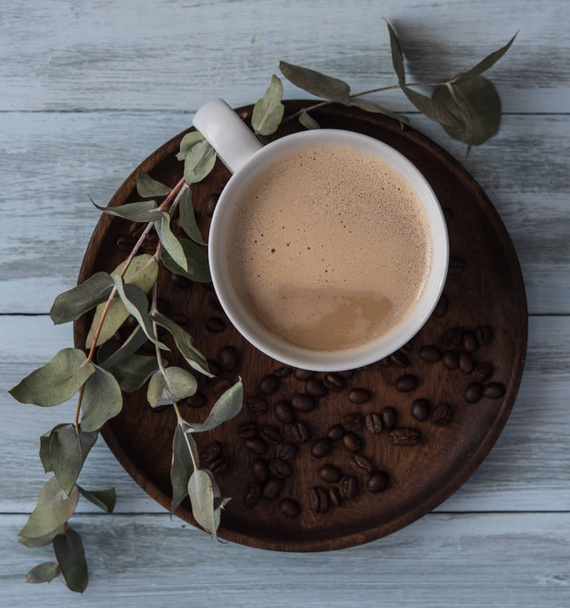 Café latte, flovers, vue sur le dessus tasse mug grains petit déjeuner matin rustique
  - Photo, image