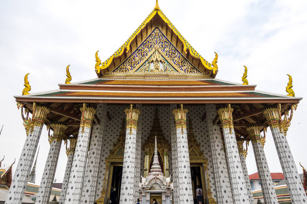 Вид зала рукоположения Ват Арун. Ват Арун или храм рассвета знаменитый храм в Бангкоке, Таиланд
 - Фото, изображение
