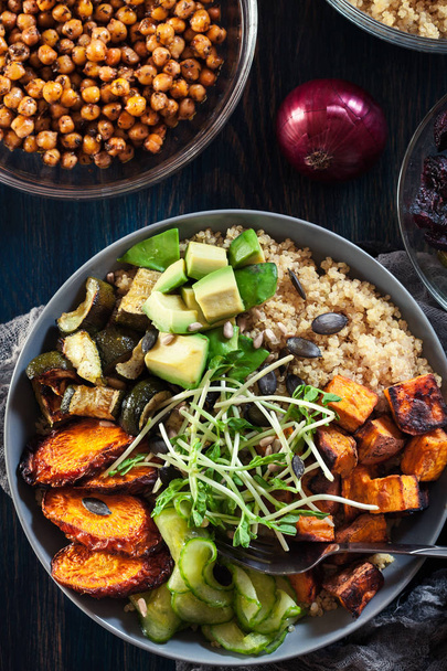 Colorful buddha bowl with quinoa and roasted and fresh vegetables. Healthy food concept - Foto, afbeelding