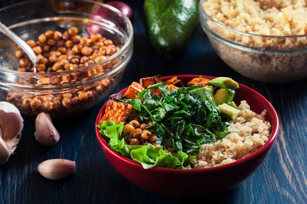 Colorful buddha bowl with quinoa and roasted and fresh vegetable - Foto, afbeelding