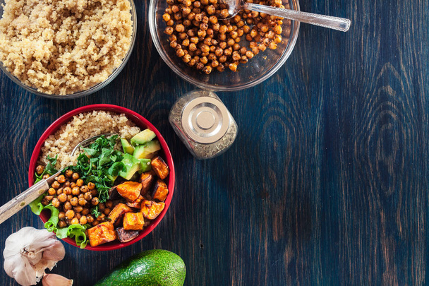 Colorful buddha bowl with quinoa and roasted and fresh vegetables. Healthy food concept - Foto, afbeelding