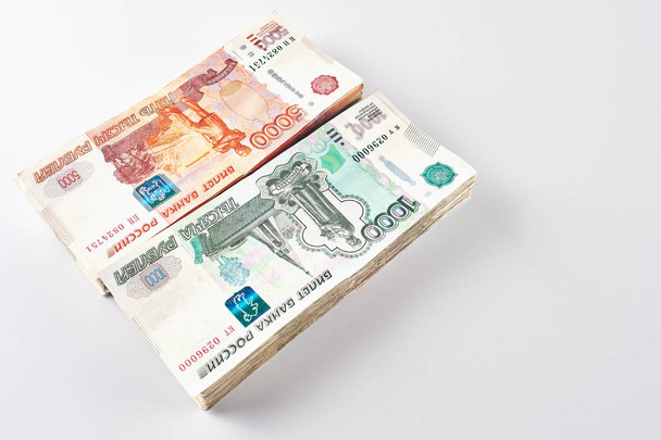 Rublos. Dinheiro de papel russo em um fundo branco
 - Foto, Imagem