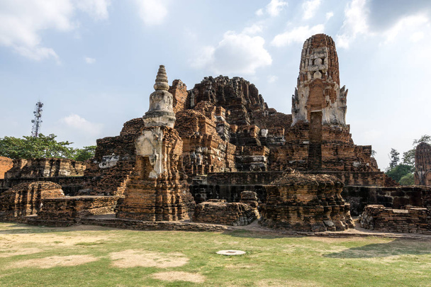 Wat Mahathat Prang e ruínas paisagem em Ayutthaya, Tailândia
 - Foto, Imagem