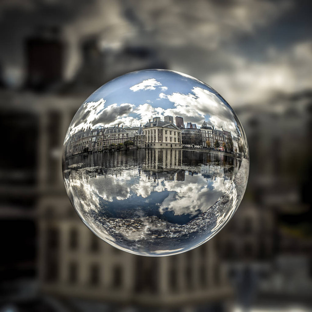 Fotografare con una sfera di cristallo. Museum mauritshuis a L'Aia, Paesi Bassi
 - Foto, immagini