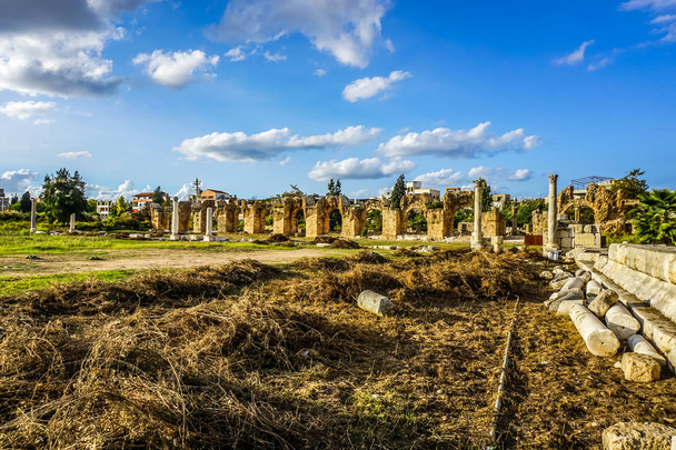 Lastik Hipodrom harabeleri ve nekropol ile arka plan, pitoresk Pillars - Fotoğraf, Görsel