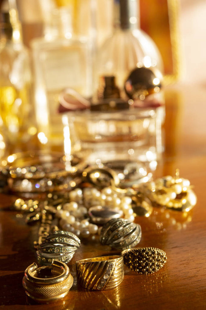 Goldschmuck auf einer hölzernen Kommode - Foto, Bild