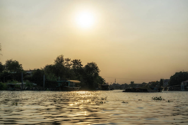 Krajobraz rzeka Chao Phraya godzinach zachód słońca z łodzią. Ayutthaya, Tajlandia - Zdjęcie, obraz