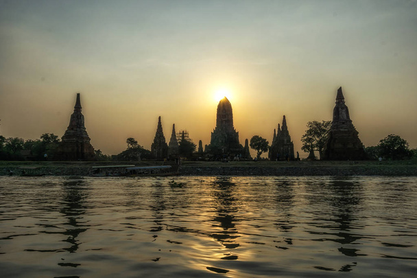 La vue de Wat Chaiwatthanaram prise pendant les heures de coucher du soleil avec la réflexion sur la rivière Chao Phraya. Ayutthaya, Thaïlande
 - Photo, image