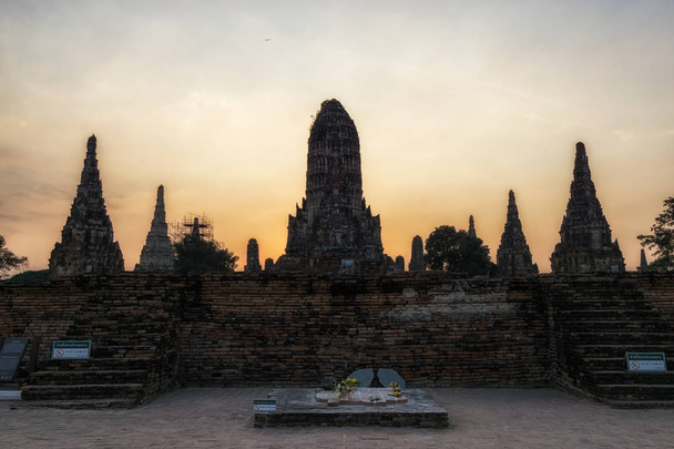 Wat Chaiwatthanaram principale centrale Prang scattata durante le ore del tramonto vicino al lungofiume. Preso in Ayutthaya, Thailandia
 - Foto, immagini