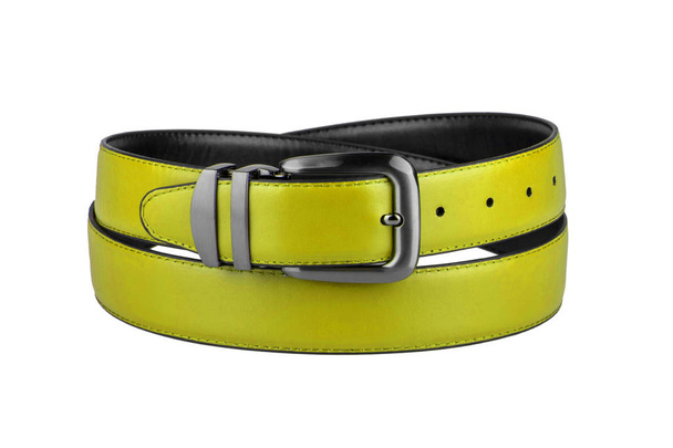 Cinturón de cuero amarillo de los hombres de moda atado con hebilla de metal mate oscuro aislado sobre fondo blanco
 - Foto, imagen