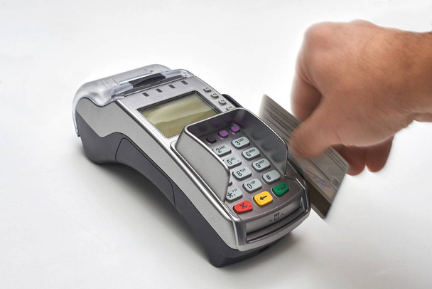 Empresario que usa terminal de pago para pagar con tarjeta de crédito
. - Foto, imagen