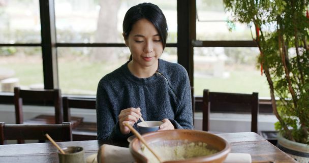 Frau macht Tradition chinesischen gemahlenen Tee - Foto, Bild