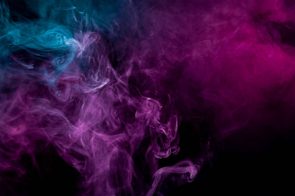 Colorato fumo rosa e blu su uno sfondo nero isolato. Sfondo dal fumo del vap
 - Foto, immagini