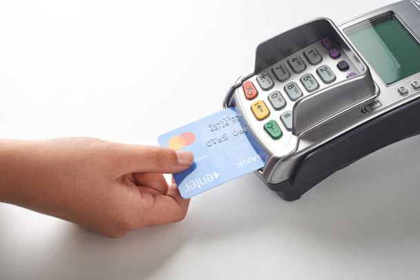 Mladá žena pomocí platebního terminálu platit kreditní kartou. - Fotografie, Obrázek