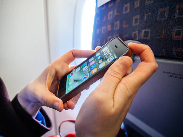 Onun cep telefonu akıllı telefon uçak uçak dönüm kadın - Fotoğraf, Görsel