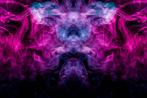 Fluffy Puffs fumaça azul e rosa e nevoeiro na forma de um crânio, monstro, dragão no fundo preto. Impressão de fantasia para roupas: camisetas, camisolas
 - Foto, Imagem