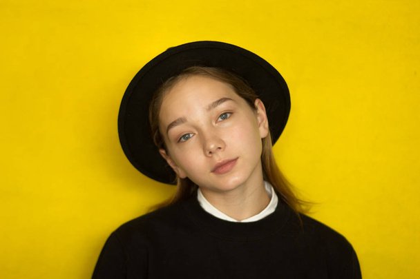 portrait of beautiful young girl - Valokuva, kuva