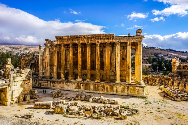 Baalbek tarihi dönüm noktası Bacchus Tapınağı Roma tanrısı şarap Pillars peyzaj - Fotoğraf, Görsel