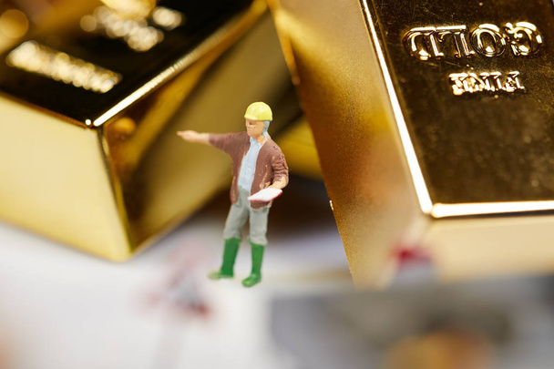 Ein kleiner Bergmann gräbt auf einer Grafikkarte mit Goldmünze. Bitcoin Mining und Kryptowährungskonzept.  - Foto, Bild