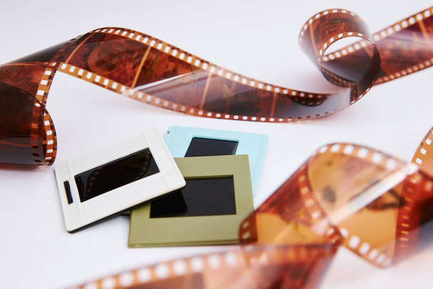 filme e slides sobre um fundo branco, em uma bela composição
 - Foto, Imagem