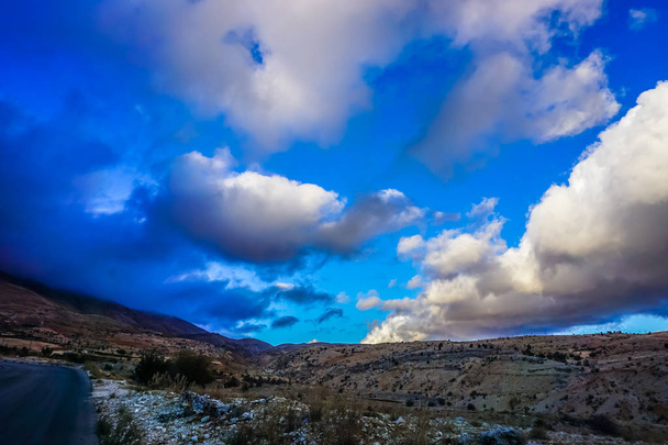 Libanon hegység Bekaa Valley Road, lélegzetelállító kék ég háttér - Fotó, kép