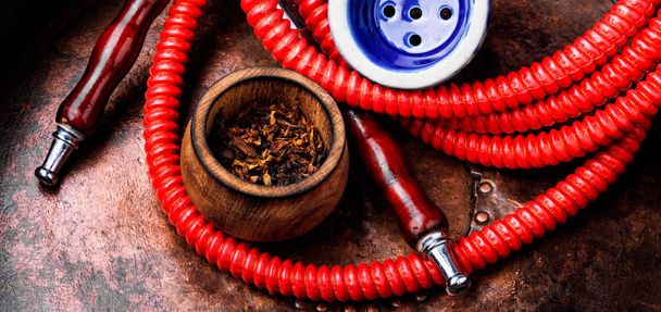 Fumar shisha.Tobacco turco en una caja de rapé y hookah
 - Foto, imagen