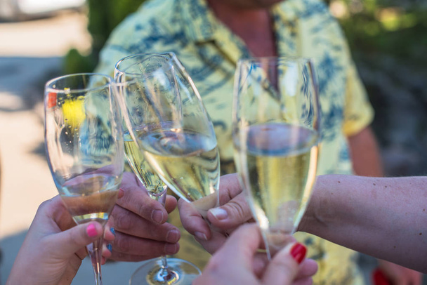 zavírání lidí cinčení skleniček šampaňského - Fotografie, Obrázek