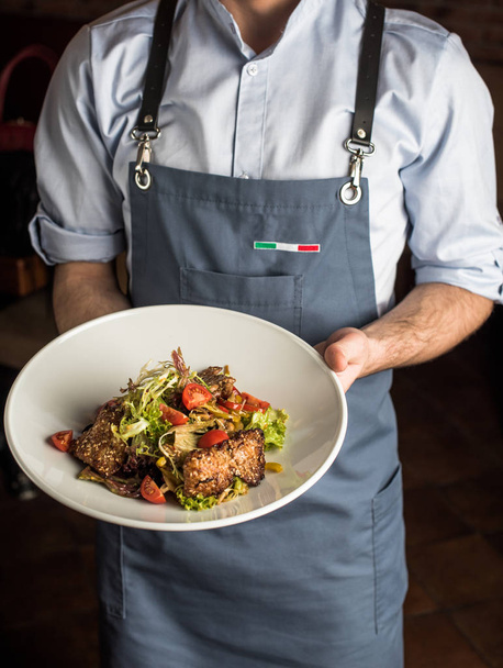 handen van chef-kok houden salade in Bowl - Foto, afbeelding