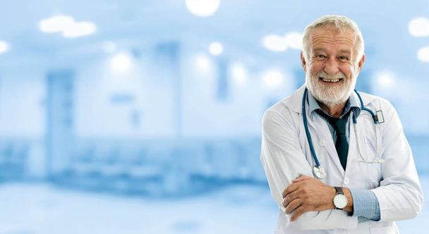 Starszy mężczyzna lekarz pracuje w szpitalu. Medyczne usługi personelu opieki zdrowotnej i lekarz. - Zdjęcie, obraz
