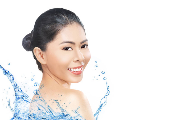 Jolie femme asiatique avec quelques éclaboussures d'eau et de peau fraîche isolée sur fond blanc. Concept de soins de la peau
 - Photo, image