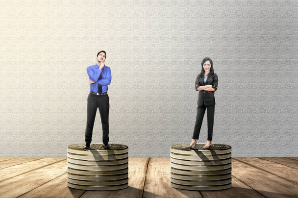 Азиатский бизнесмен и деловая женщина стоят на стопке золотых монет одинакового роста. Концепция гендерного равенства
 - Фото, изображение