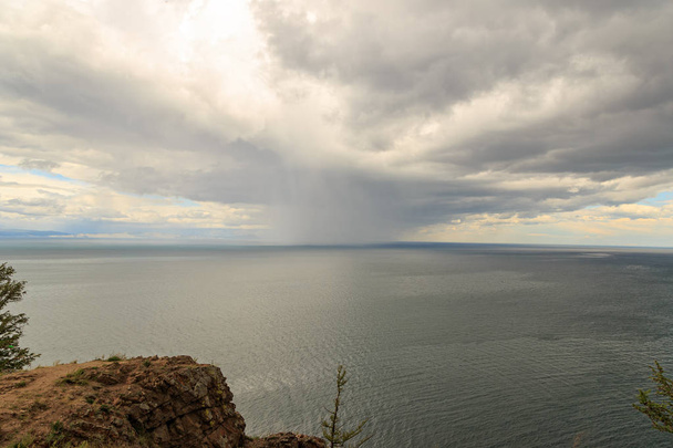 Йде дощ над озера Байкал. Хмарно - Фото, зображення