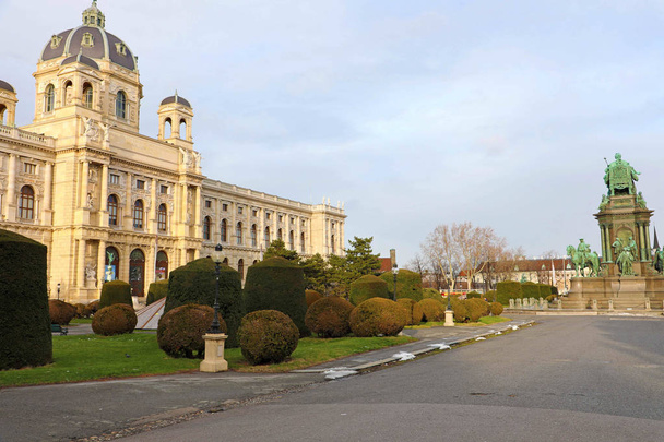 Gyönyörű kilátás nyílik a híres Naturhistorisches Museum (Természettörténeti Múzeum) Marie-Theresien Platz tér és szobor, Bécs, Ausztria - Fotó, kép