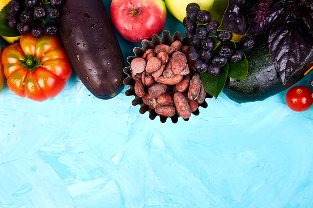 Selección saludable de alimentos coloridos: frutas, verduras, semillas, superalimentos, frijoles, vegetales de hoja sobre fondo azul. Comer limpio. Vegano. Desintoxicación. Surtido de productos de supermercado Fresh Organic Natural Concept
  - Foto, imagen