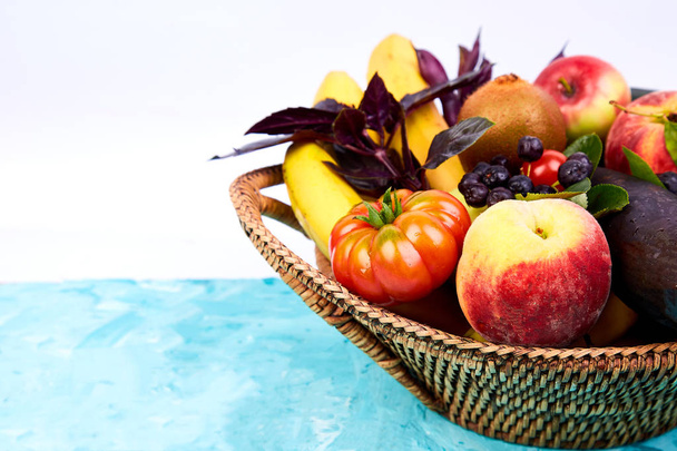 Selección saludable de alimentos coloridos: frutas, verduras, superalimentos, hojas en canasta sobre fondo azul. Comer limpio. Vegano. Desintoxicación. Producto de supermercado. Surtido Fresh Organic. Concepto natural
  - Foto, imagen