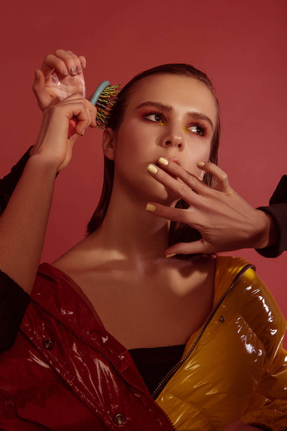 Retrato de moda de arte de una hermosa chica con maquillaje en una chaqueta de color en el estudio
 - Foto, Imagen