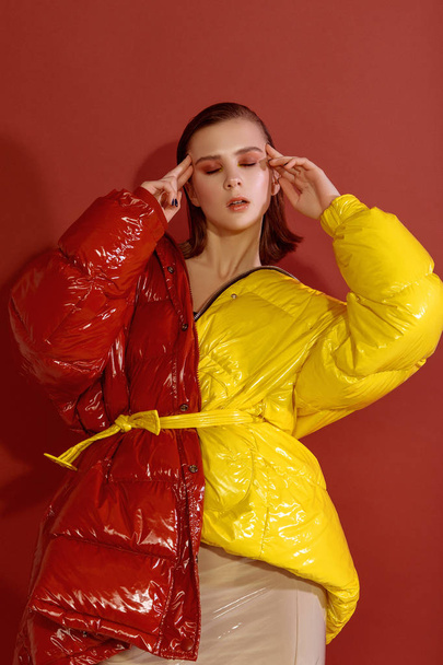 Sanat moda portre renkli ceket stüdyoda makyaj ile güzel bir kız - Fotoğraf, Görsel