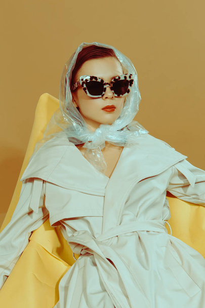 Sanat moda. Bir güzel ve şık bir kız stüdyoda makyaj gözlük ile portresi - Fotoğraf, Görsel