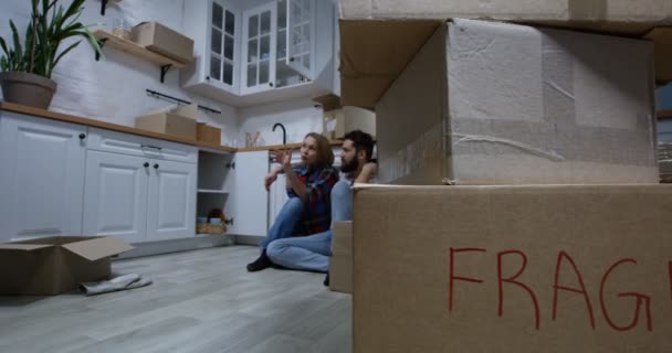 Young couple moving in their new home - Filmmaterial, Video