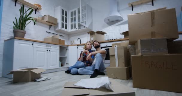 Young couple moving in their new home - Footage, Video