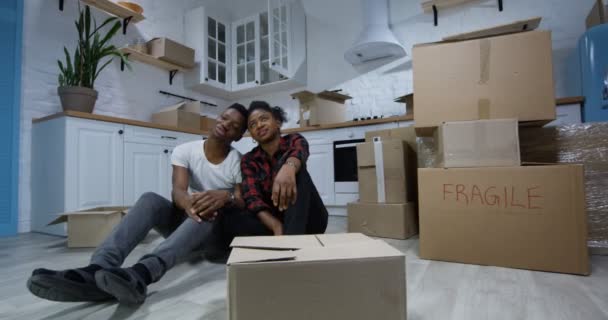 Młoda para w ich nowym domu - Materiał filmowy, wideo