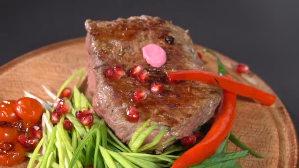 Grilovaný steak napojena v omáčce. Zpomalený pohyb - Záběry, video